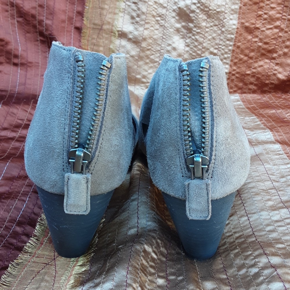 Eileen Fisher Taupe Suede Knot-Accent Wedge Heels - Picture 4 of 15